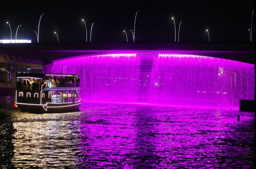 MINICROCIERA LUXURY LUNGO IL DUBAI WATER CANAL
