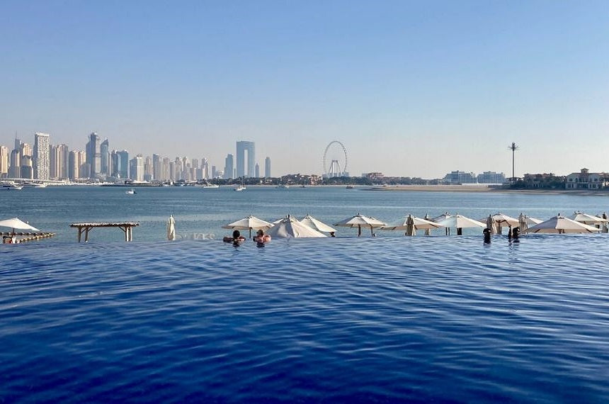 Infinity pool de Ula Dubai face à la mer et à la skyline